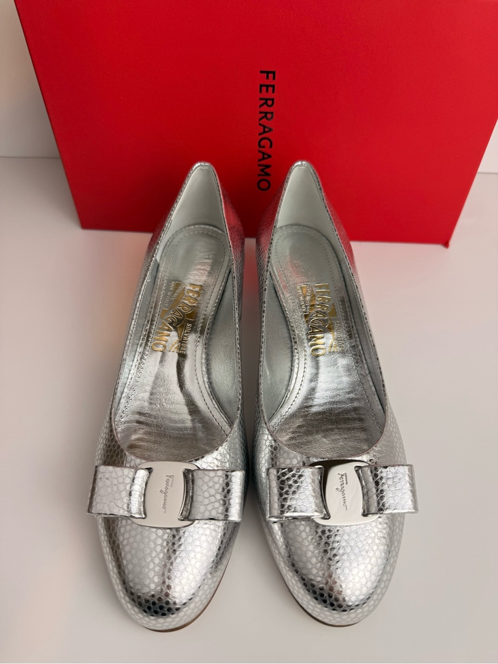 Ferragamo Vara Manta Bow Leather 30mm Pumps In Silver Size 8D - Picture 5 of 11
